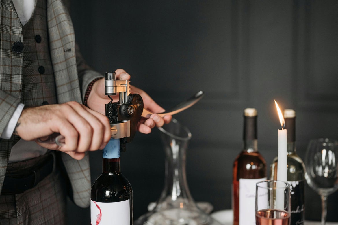 Weinflasche öffnen wie ein Profi: Einfache Anleitungen, Sommelier-Tricks & das Geheimnis des Schraubverschlusses