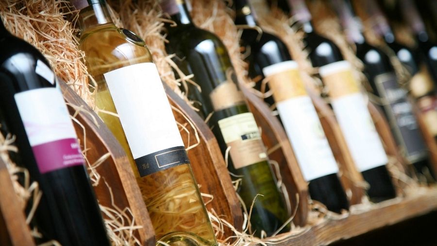 È meglio conservare il vino in posizione verticale o orizzontale?